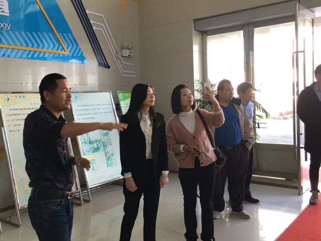 江西教育出版社、南丰县教体局领导来访参观人工智能创客教室